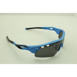 Sport bril zwarte glas met blauw en zwart montuur.P 20 -2113. GEPOLARISEERD.