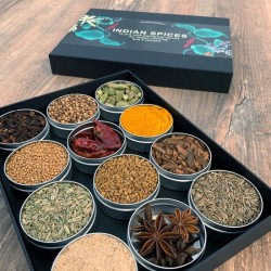 Masala dabba met 12 Indiase kruiden, uitleg en 3 recepten in een mooie vormgegeven (kado) box